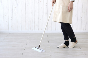 床の拭き掃除をする主婦 - obrazy, fototapety, plakaty