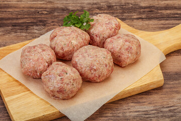 Raw turkey meatball for cooking