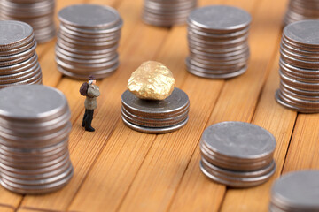 Miniature creativity discovers the value of knowledge in books