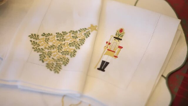 hermosas servilletas de tela blanca con la decoraci&oacute;n de Navidad en la mesa de Navidad para compartir. concepto de tiempo de celebraci&oacute;n de la Navidad.