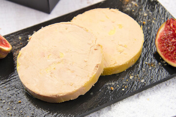 tranches de foie gras sur une ardoise