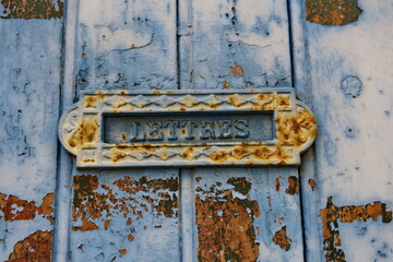 Lettres. Inscription sur une ancienne boîte aux lettres rouillée.