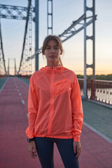 Obraz premium Portrait of young sporty woman run outdoors