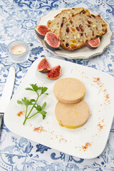 assiette de foie gras sur une table