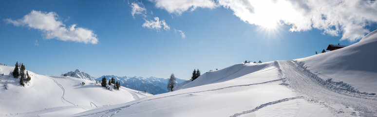 winterse wandelweg in prachtig alpine winterlandschap Rofan-alpen, oostenrijk