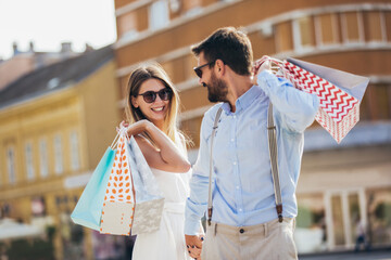 Fototapeta premium Beautiful couple enjoying shopping together in the city.