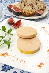 assiette de foie gras sur une table