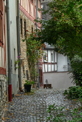 Enge Kopfsteinpflaster-Gasse in der Altstadt von Limburg an der Lahn