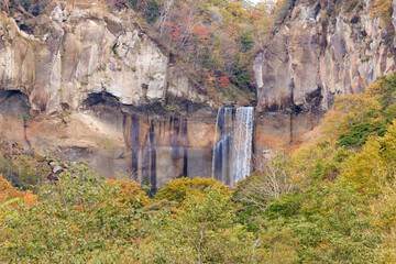 北海道白老町、インクラの滝と色づき始めた森【10月】