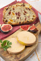 tranches de fois gras en gros plan sur une planche à découper