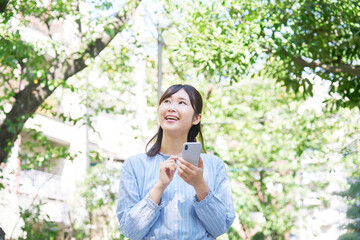 女性　屋外　スマホ