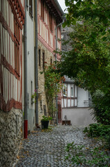 Fototapeta na wymiar Kopfsteinpflaster-Gasse in der Altstadt von Limburg an der Lahn