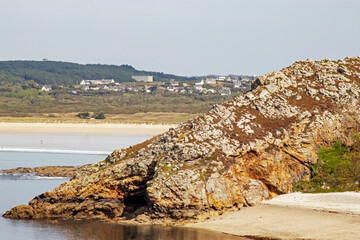 Côte rocheuse et plage de Kerloc'h à la Pointe de Dinan sur la presqu'île de Crozon. Finistère. Bretagne