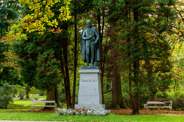 Fototapeta premium Great Czech spa town in autumn - park with statue of emperor Franciscus I. - Františkovy Lázně (Franzensbad) - Czech Republic