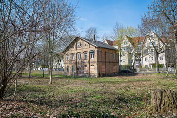 Obraz premium Ruine eines verlassenen alten Wohnhauses, Haus mit gelben Backsteinen