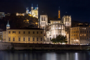 Fototapeta na wymiar Lyon la nuit : basilique de Fourvière et cathédrale primatiale Saint Jean