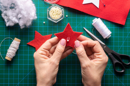 Sew a bead in the center of the Christmas star. Step-by-step instruction. Step 4