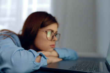 woman in front of laptop fatigue work nerves