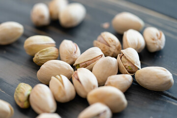 Pistazien auf einem Holzuntergrund