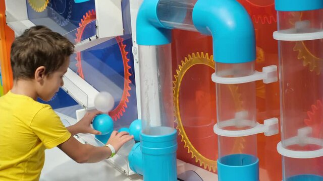 fascinating physics with a labyrinth of pipes. By doing the experiments, the child will gain practical skills and understand that learning is fun.