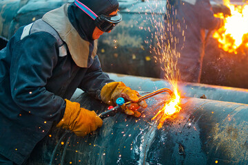Svrshchiki cut with acetylene welding old pipes of the gas pipeline of large diameter. Utilization...