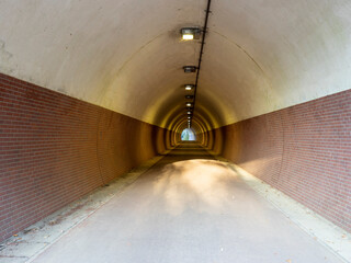 Obraz premium 東京郊外の小さなトンネル