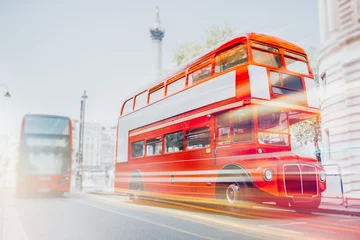 Kissenbezug Alter roter Londoner Bus in Bewegung mit Lichtspuren © MelaniePhotos