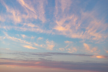 Fototapeta na wymiar 멋진 구름이 아름다운 일몰과 함께 하늘에 있다. 