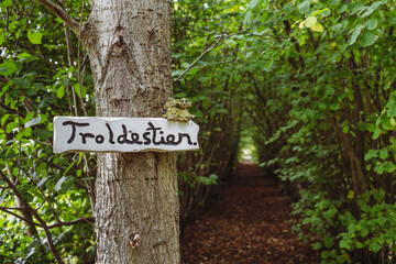 Schild "Trollpfad" vor Weg