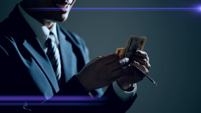 お金を数える男性　詐欺イメージ