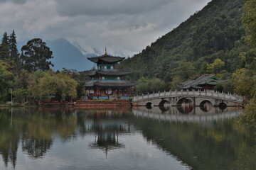 Obraz premium chinese temple on the lake
