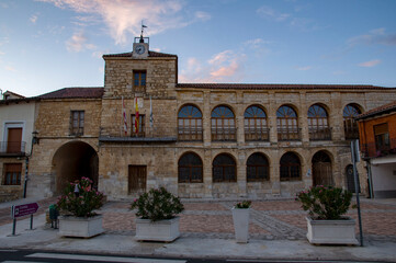 Fototapeta premium Plaza Mayor, Arco de la Villa, Torrelobatón, Valladolid, Castilla y León, España