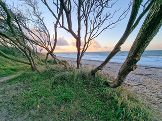 Aufgang am Naturstrand an der Ostseeküste