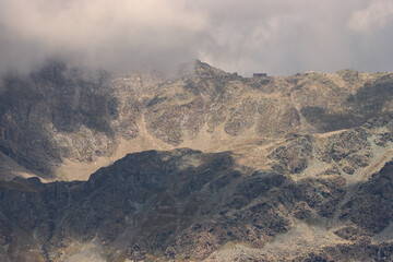 Gipfel im Nebel; Blick über das Valmalenco zum Sassa d' Entova