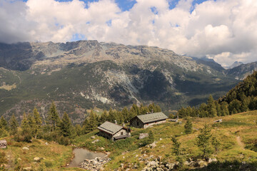 Fototapeta na wymiar Verstecktes Wanderziel in den Bernina-Alpen, Blick vom Lagazzuolo über das Malencotal