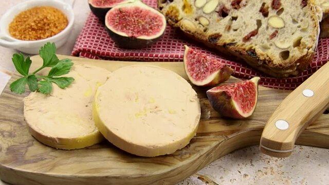 tranches de fois gras en gros plan sur une planche &agrave; d&eacute;couper