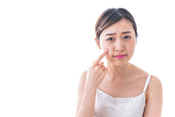 スキンケアをする若い女性