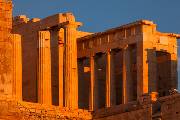 GR/Athen/Akropolis, Propyläen im Sonnenunterang