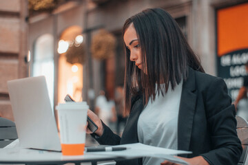 Mujer Ejecutiva con seriedad y concentración realizando unos informes escribiendo en el ordenador...