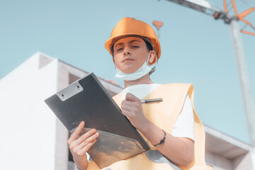 Mujer joven arquitecta trabajando de ingeniera en la construcción de una estructura de casas con empleados de obra mientras estudia las ideas y planos