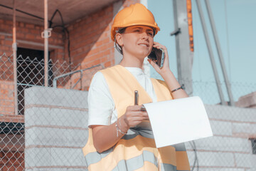 Muchacha de arquitectura estableciendo una comunicación llamando por teléfono móvil en la...