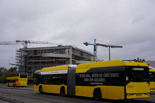 BVG Urbino 18 electric e-Bus beim Aufladen an einer Ladestation in Berlin am 21.10.2021