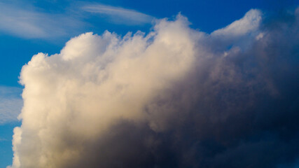 Beau temps, ponctué par quelques passages de cumulus à l'aspect effiloché 
