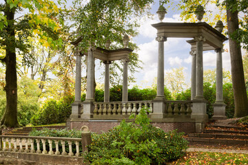 A colonnade built on an octagonal floor plan with eight Ionic columns, four of which are replicas of eighteenth-century vases in Canyons Park in Baarn.