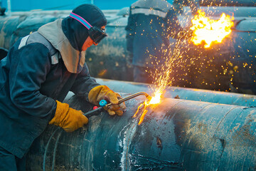 Svrshchiki cut with acetylene welding old pipes of the gas pipeline of large diameter. Utilization...