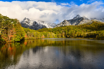 雪化粧した戸隠山と紅葉の鏡池