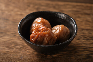 梅干し（南高梅）を黒バックで