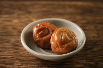 梅干し（南高梅）を黒バックで