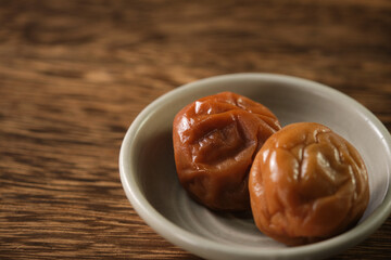 梅干し（南高梅）を黒バックで