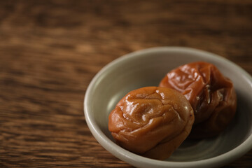 梅干し（南高梅）を黒バックで